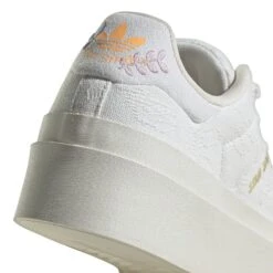 Damestrainers Adidas Originals Stan Smith Bonega -Buffalo Winkel adidas gz4308 9 footwear photography detail view 2 white