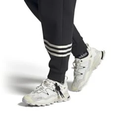 Damestrainers Adidas Originals Hyperturf -Buffalo Winkel adidas hq4511 11 footwear on model front view white